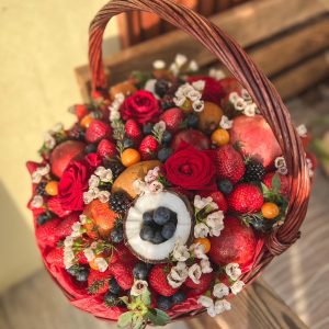 Подарочная корзина Ягоды в цветах
