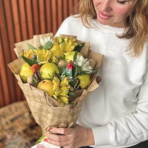 Фруктовый букет с сырами и сухофруктами