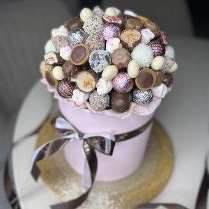 Сладкая композиция в шляпной коробке