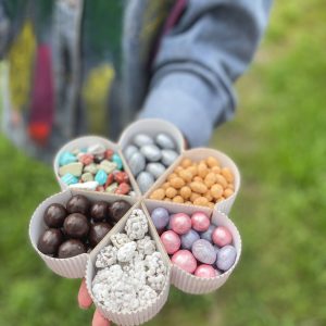 Подарочный бокс Ромашка с орехами и сухофруктами 18 см