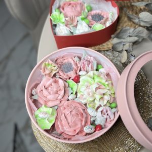 Цветочный букет в круглой коробке