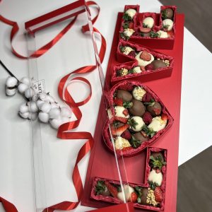 Клубника в шоколаде в коробке с прозрачной крышкой