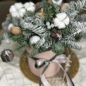 Новогодняя композиция в праздничной коробке
