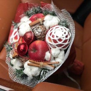 Новогодний букет Фрукты в кружевах