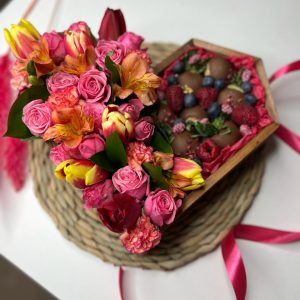 Подарочное деревянное сердце С Цветами и клубникой в шоколаде
