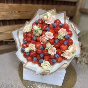 Клубничный букет Ягоды в цветах