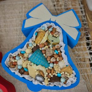 Подарочный колокольчик с орехами и сухофруктами