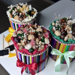 Карандашница с орехами и сухофруктами
