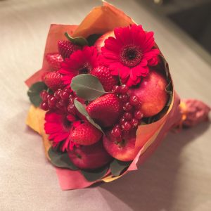 Подарочный букет из клубники и яблок