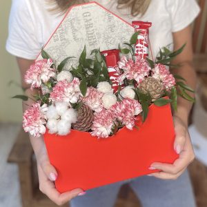 Подарочный конверт с цветами и сладостями