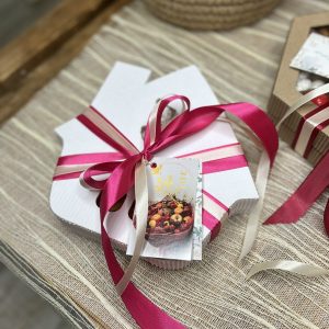 Подарочный бокс Домик с орехами и сухофруктами 20 см