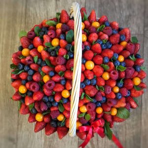 Подарочная корзина Ягодный рай