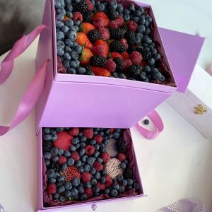 Подарочная ягодная коробка с сюрпризом