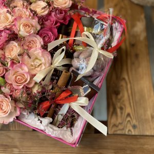 Подарочная коробочка с цветами и косметикой Премиум класса